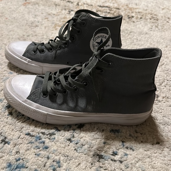 Chuck Taylor Converse High Tops Size 7 - Picture 2 of 11